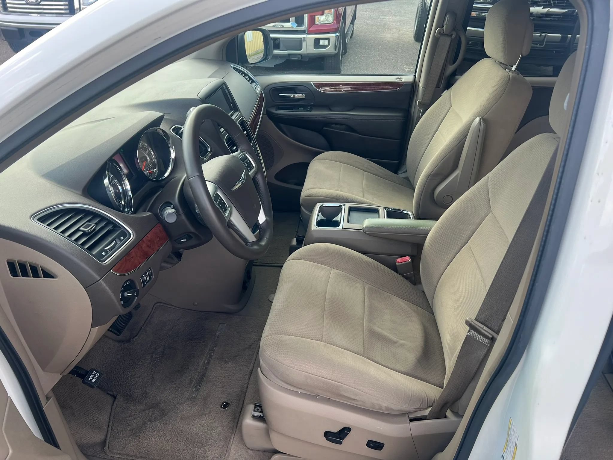 Used 2011 Chrysler Town & Country Touring FWD image 5