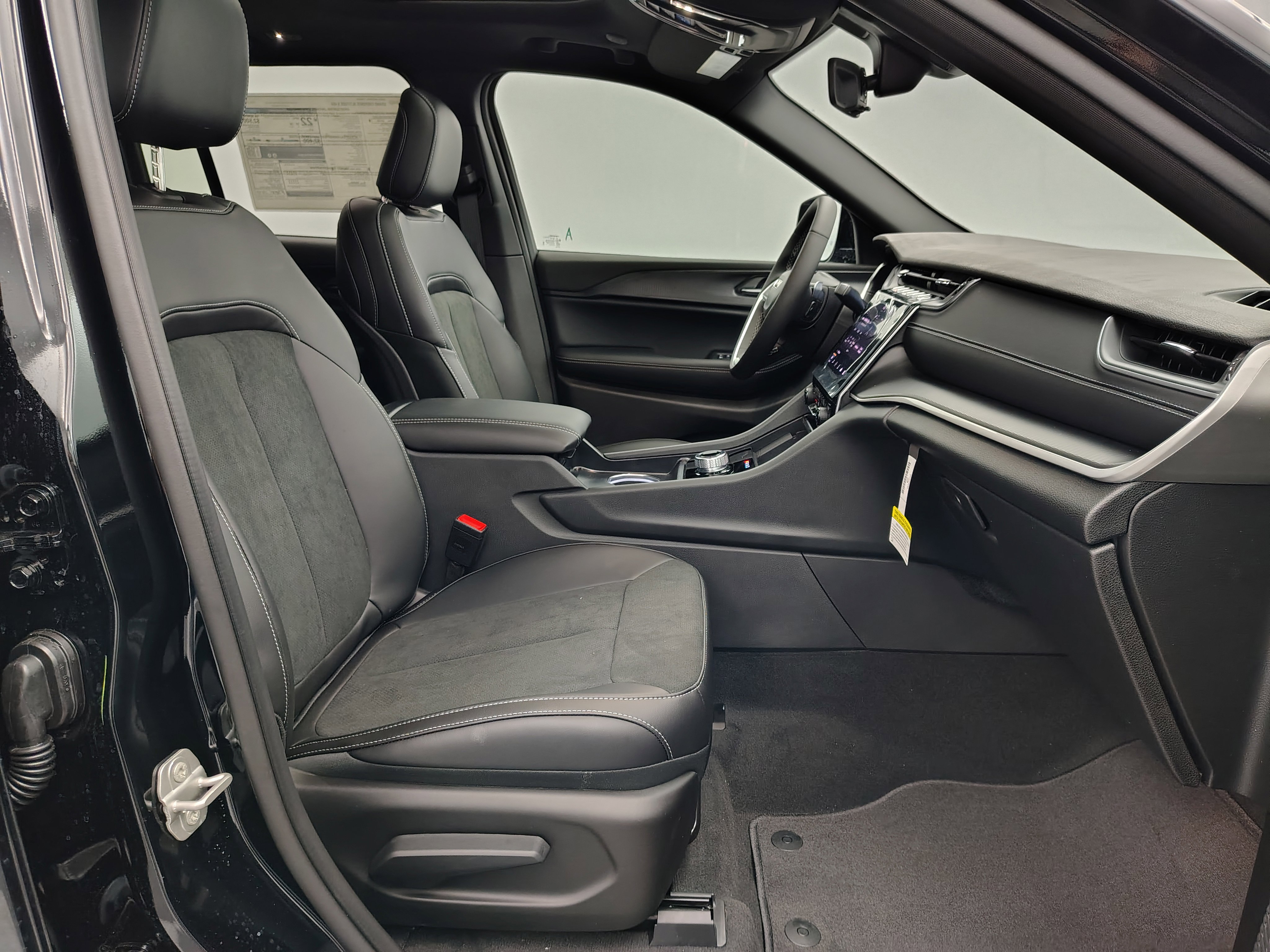 New 2025 Jeep Grand Cherokee Altitude image 21