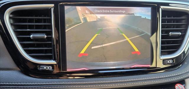 Used 2024 Chrysler Pacifica Select image 13