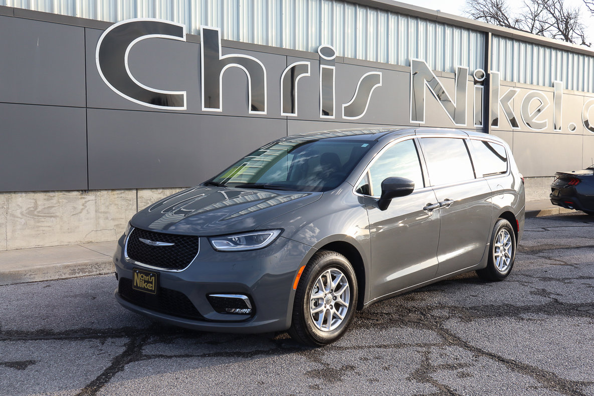 Used 2023 Chrysler Pacifica Touring-L image 1