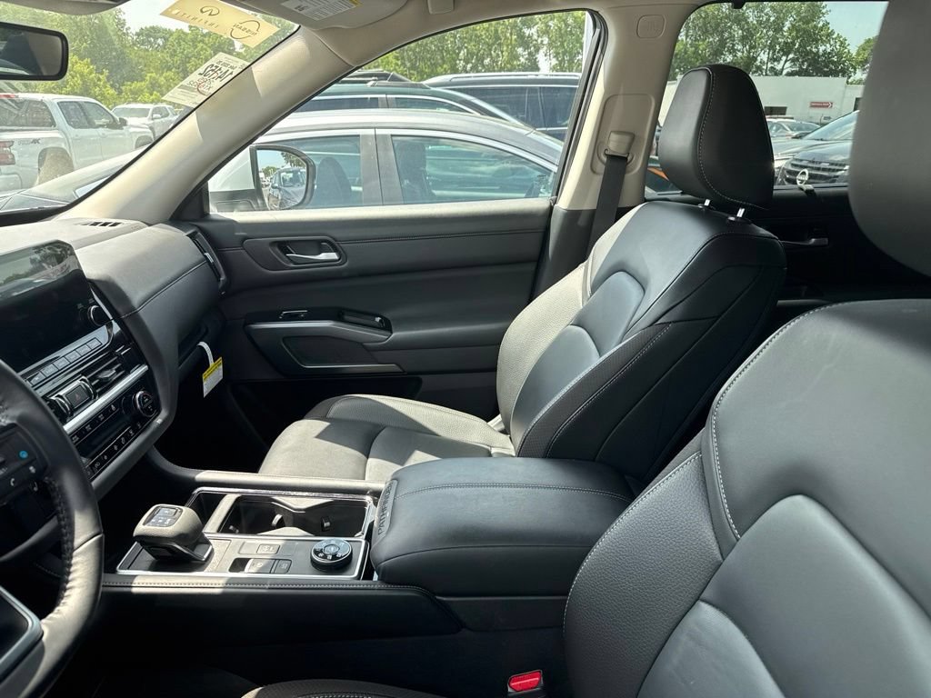 Certified 2025 Nissan Pathfinder SL w/ Cargo Package AWD/4WD image 10