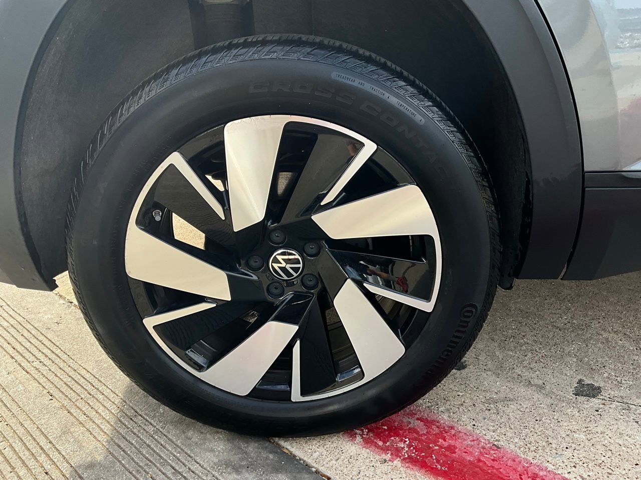 Used 2025 Volkswagen Atlas Cross Sport SE FWD image 9