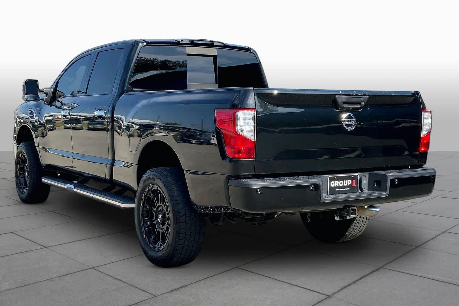Used 2019 Nissan Titan SL w/ Chrome Package AWD/4WD image 12