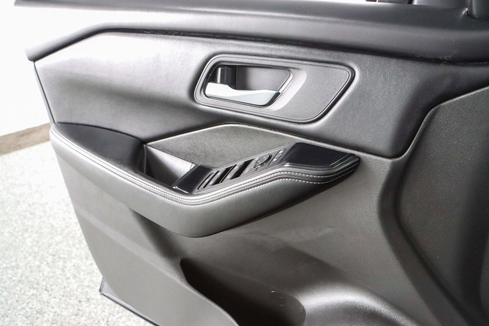 Used 2024 Nissan Rogue SV image 21