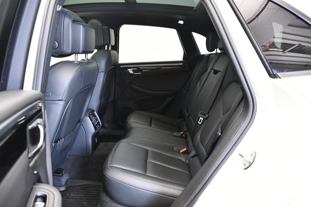 Certified 2023 Porsche Macan AWD/4WD image 37