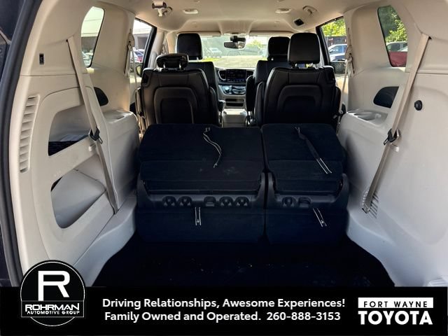 Used 2024 Chrysler Pacifica Touring-L FWD image 10