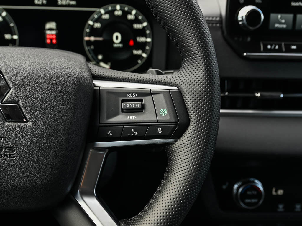 New 2025 Mitsubishi Outlander SE image 21