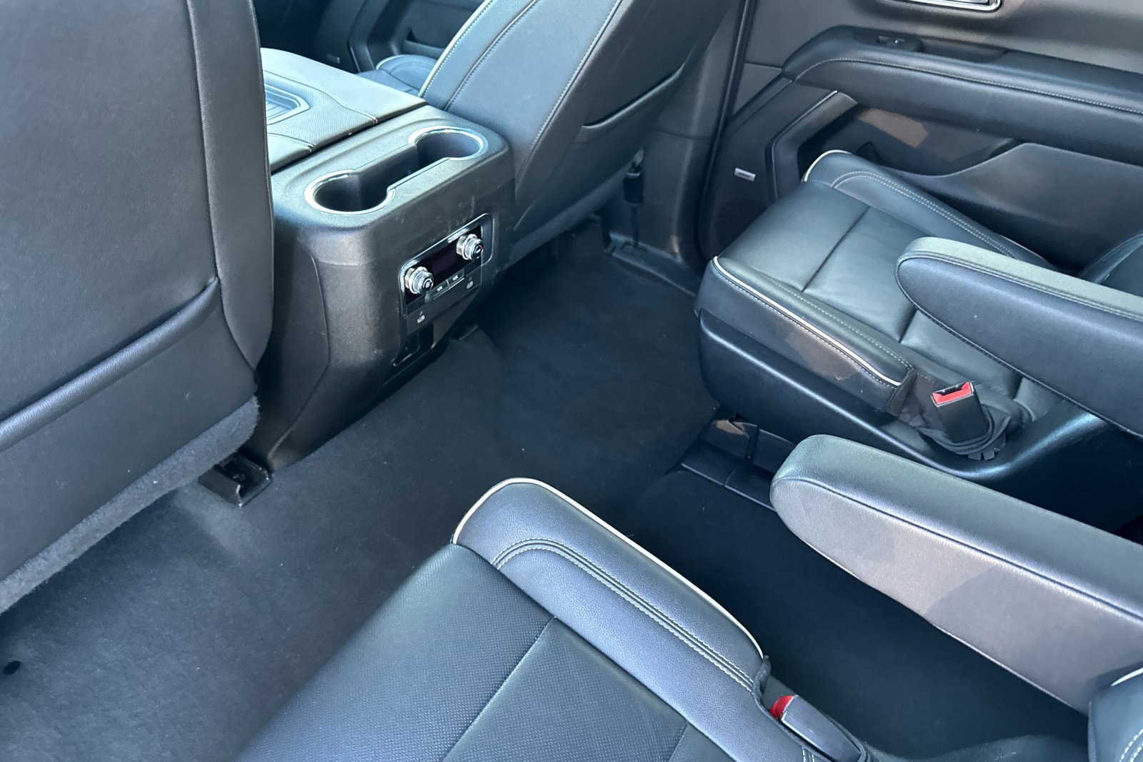 Used 2023 GMC Yukon SLT AWD/4WD image 12