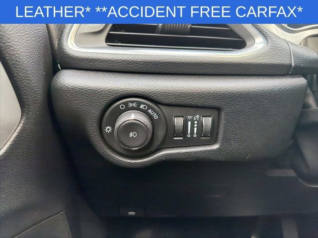 Used 2025 Chrysler Pacifica Limited image 37