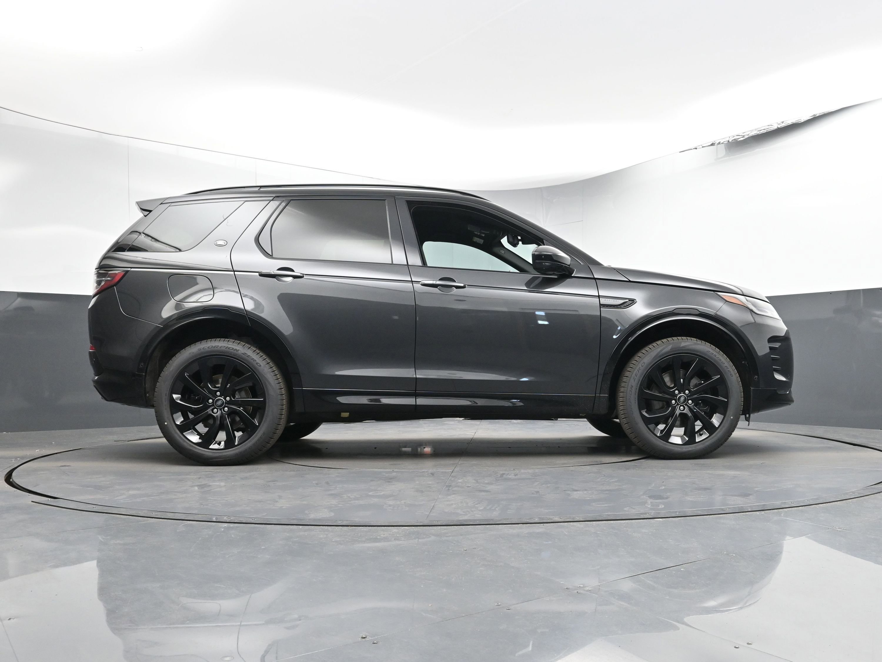 New 2025 Land Rover Discovery Sport Dynamic SE image 28