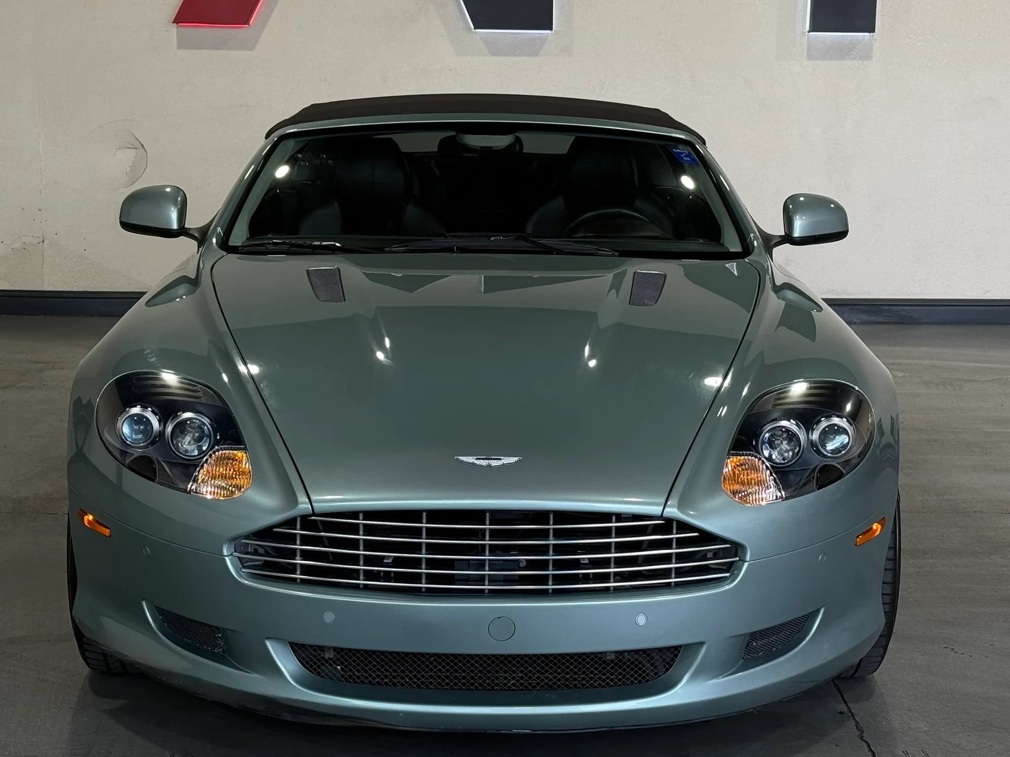 Used 2010 Aston Martin DB9 Volante RWD image 4
