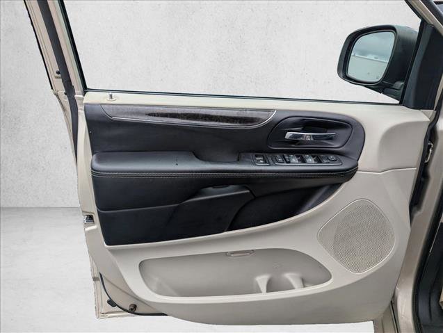 Used 2015 Chrysler Town & Country Touring-L w/ Driver Convenience Group FWD image 21