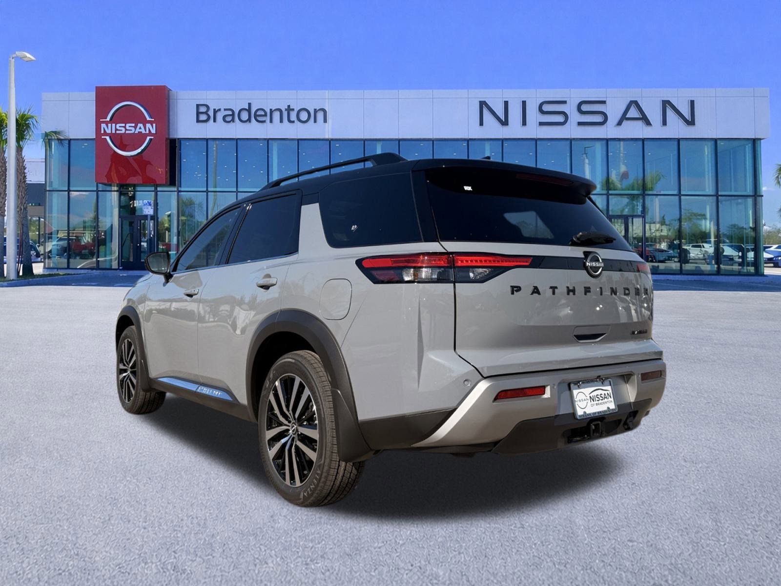 New 2025 Nissan Pathfinder Platinum image 4