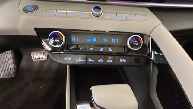 Certified 2025 Hyundai Elantra Limited FWD image 23