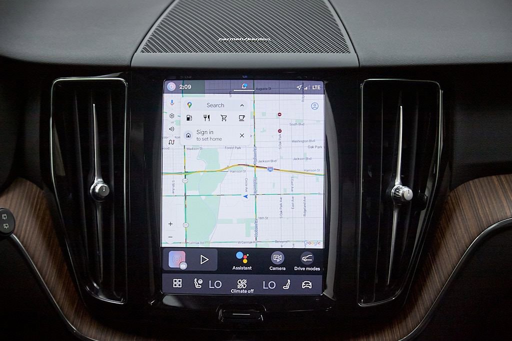 Certified 2024 Volvo XC60 B5 Plus w/ Climate Package image 28