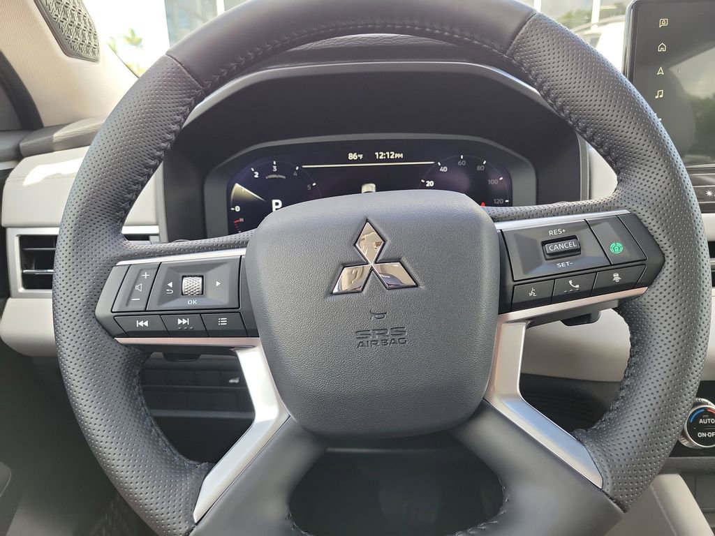 New 2025 Mitsubishi Outlander SE image 13
