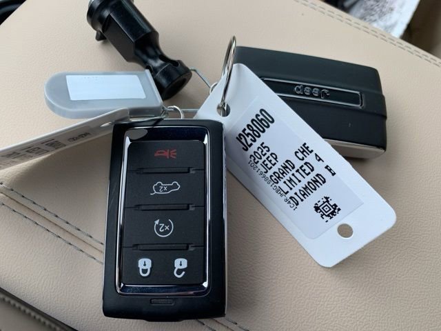 New 2025 Jeep Grand Cherokee Limited w/ Black Appearance Package image 38