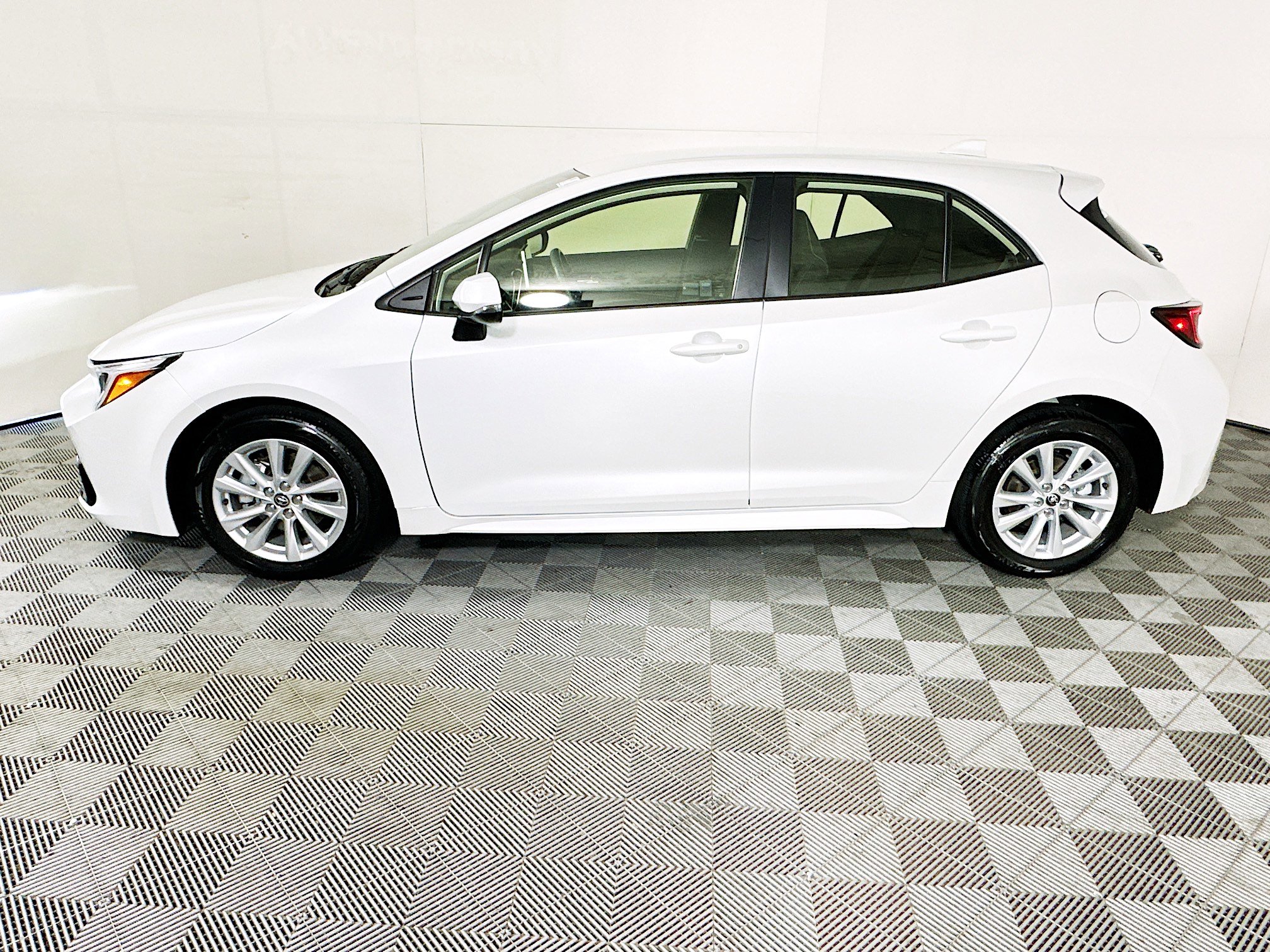 Used 2025 Toyota Corolla SE FWD image 6