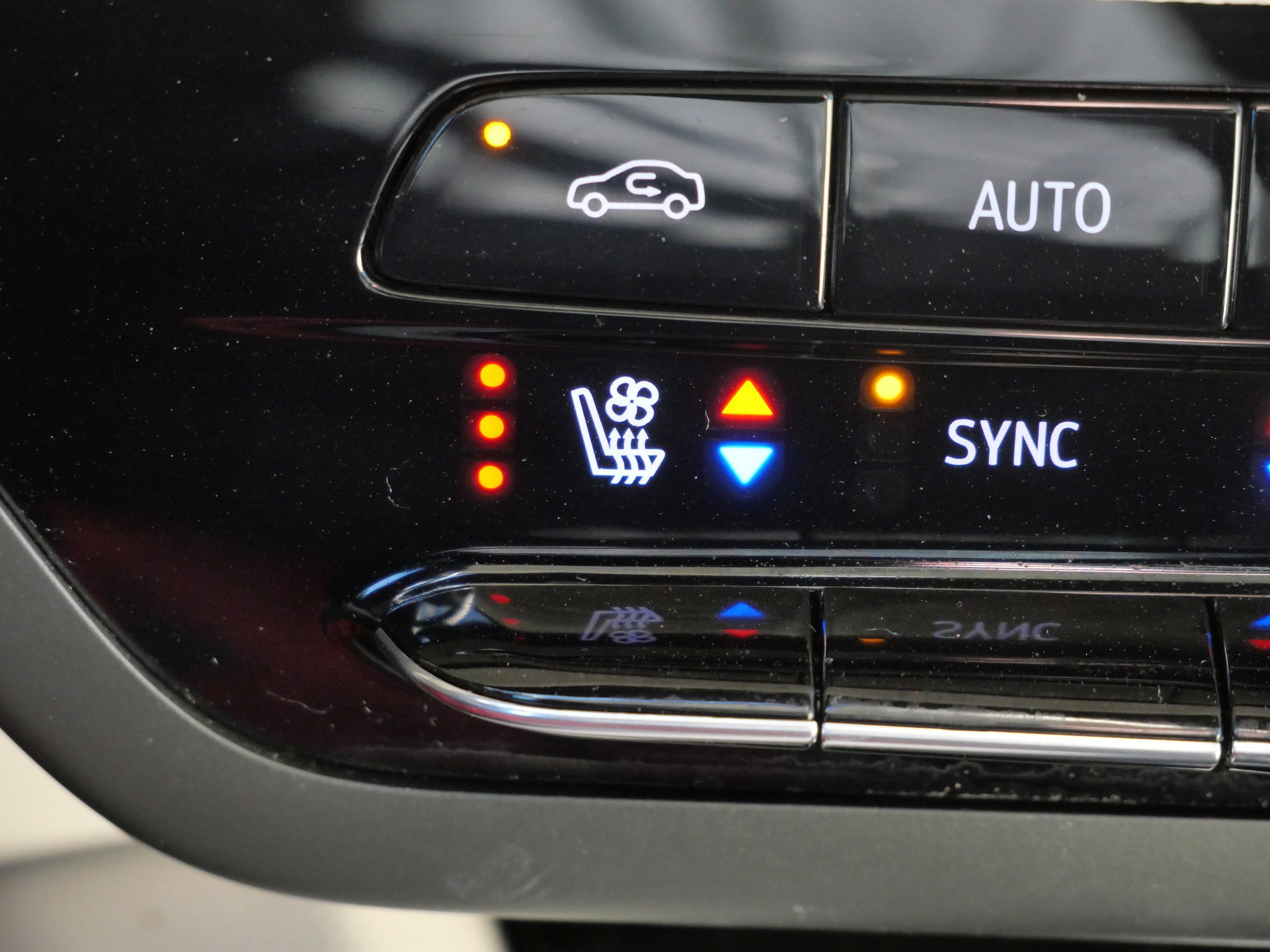 Used 2023 Buick Envision Avenir image 30