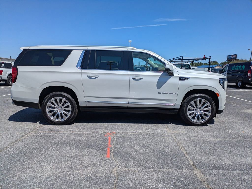 Used 2023 GMC Yukon XL Denali AWD/4WD image 3