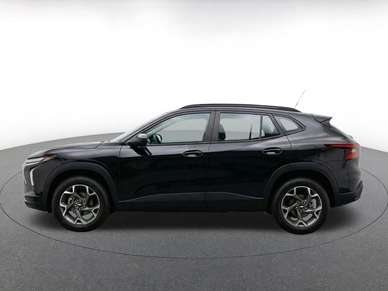 Used 2025 Chevrolet Trax LT FWD image 4