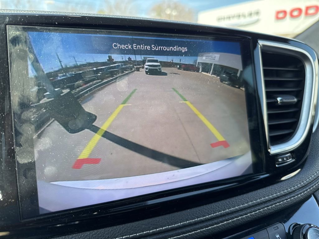Used 2025 Chrysler Pacifica Limited image 12