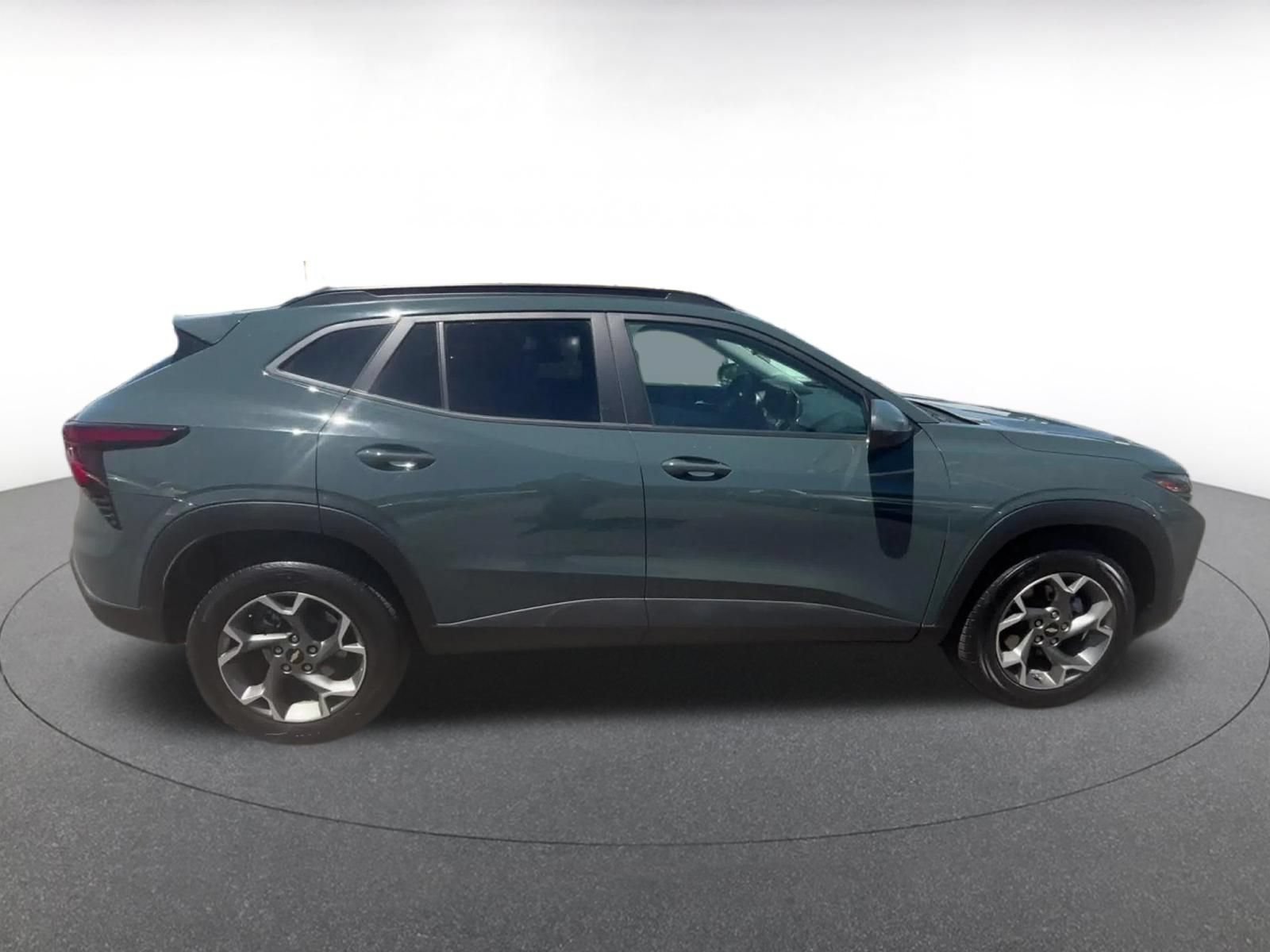 Used 2025 Chevrolet Trax LT FWD image 14