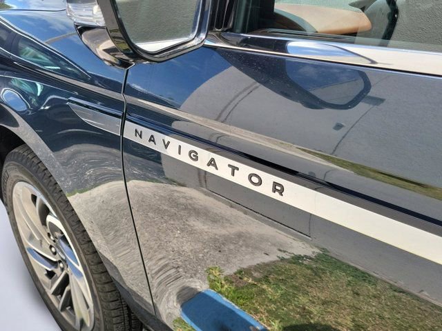 Used 2025 Lincoln Navigator Reserve image 6