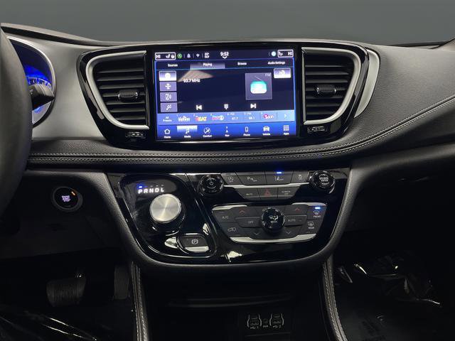 Used 2025 Chrysler Pacifica Limited image 7