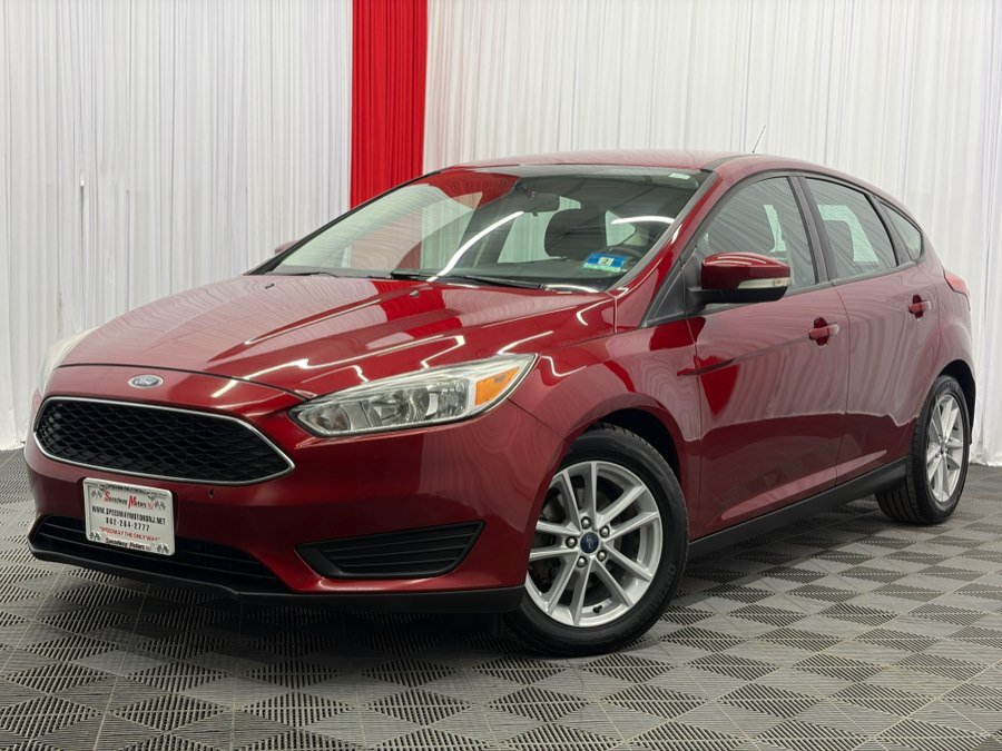 Used 2017 Ford Focus SE w/ Cold Weather Package FWD image 4