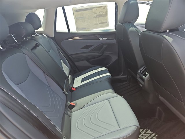 New 2025 Volkswagen Tiguan SE image 18