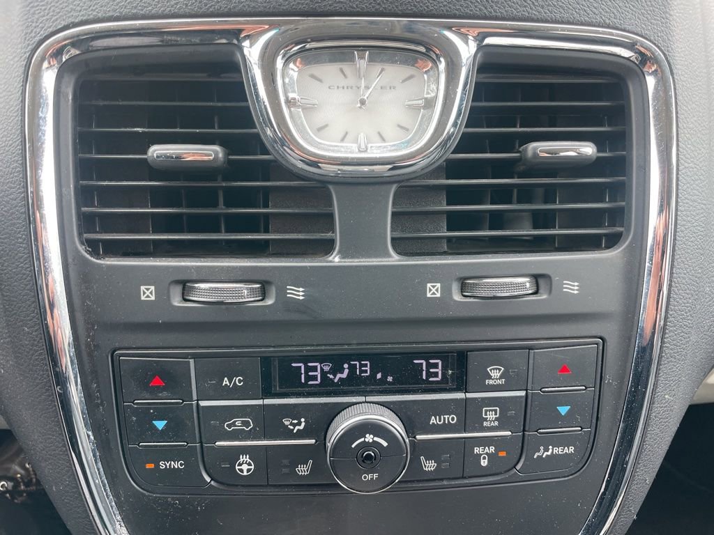 Used 2016 Chrysler Town & Country Touring w/ Driver Convenience Group image 13