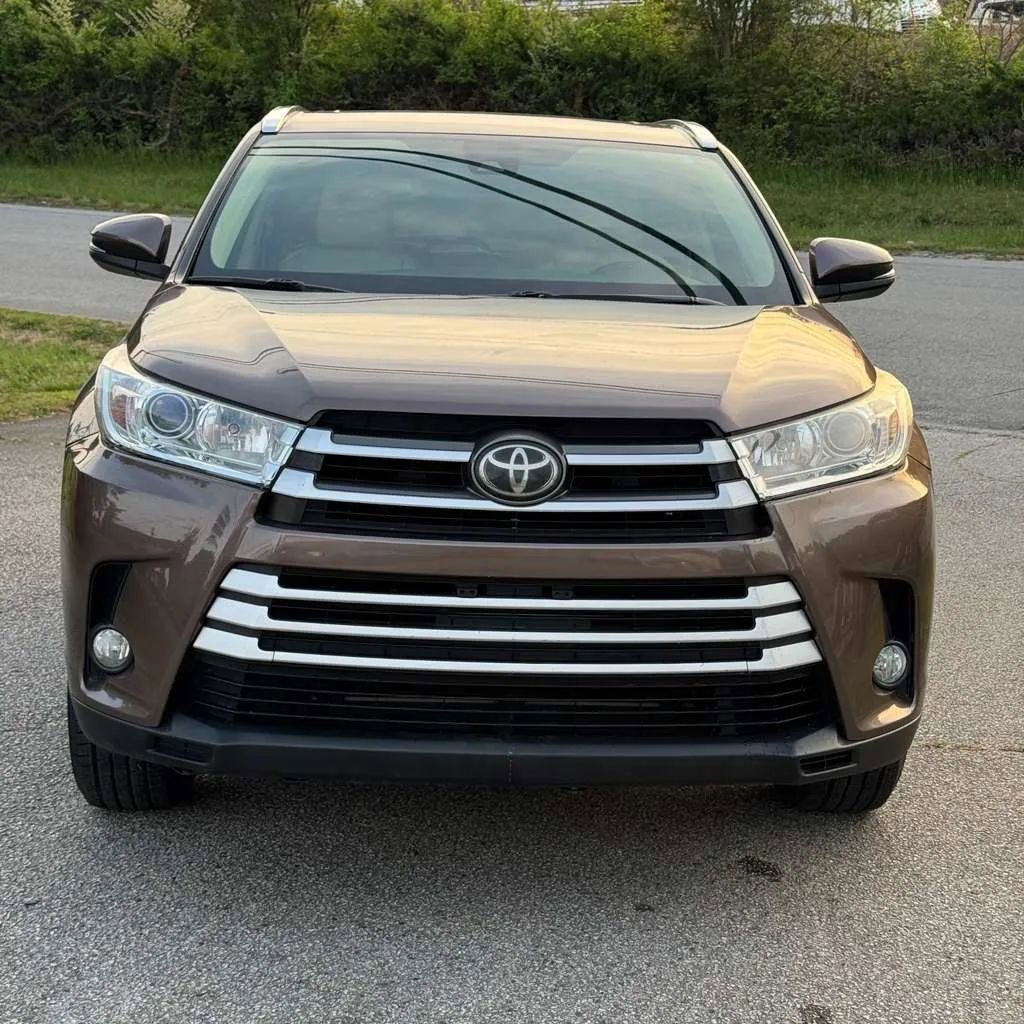 Used 2017 Toyota Highlander XLE FWD image 10