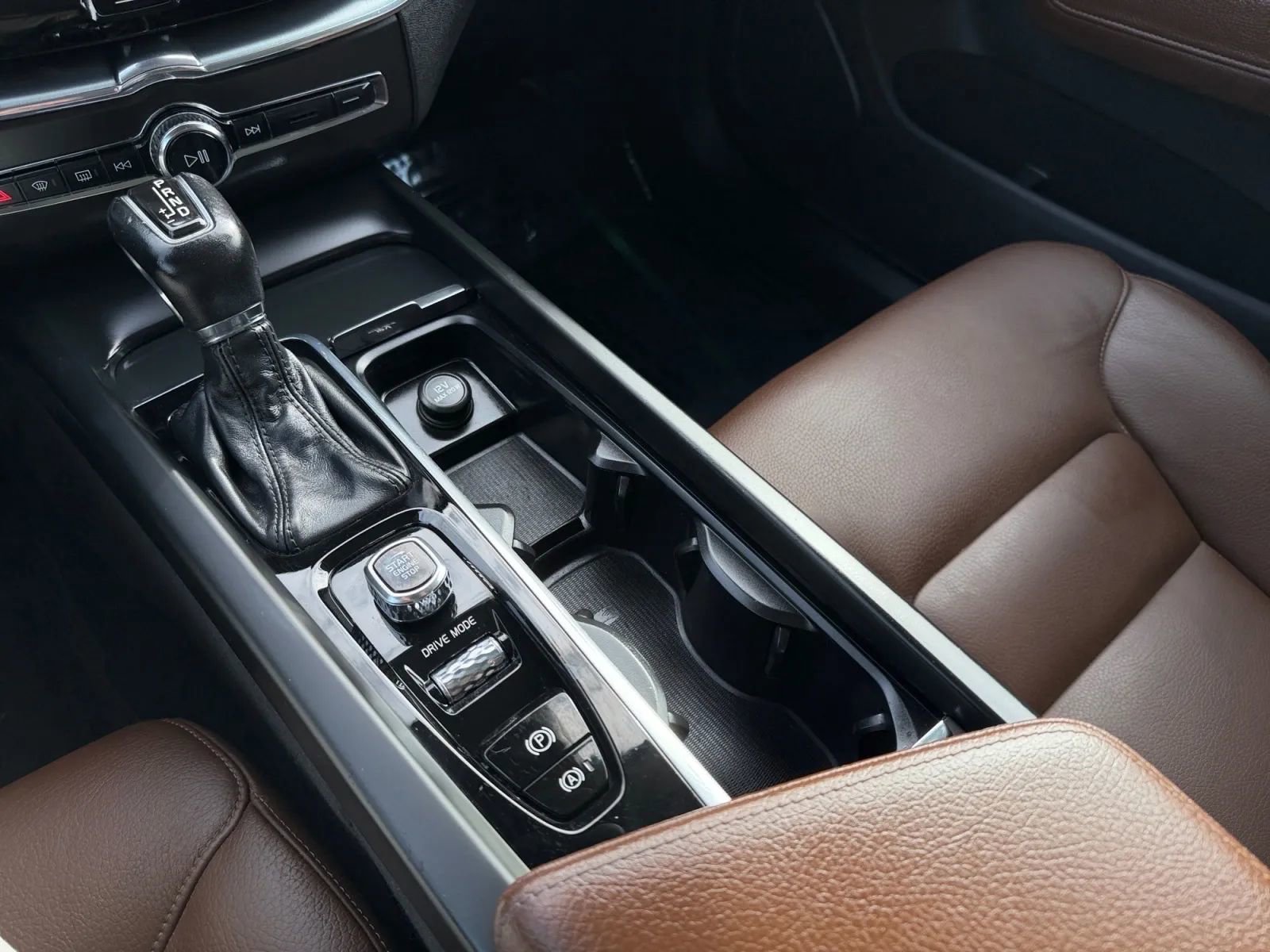 Used 2018 Volvo XC60 T6 Momentum w/ Convenience Package image 17