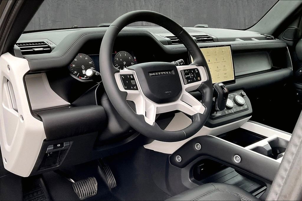 Used 2025 Land Rover Defender 130 X-Dynamic SE image 17