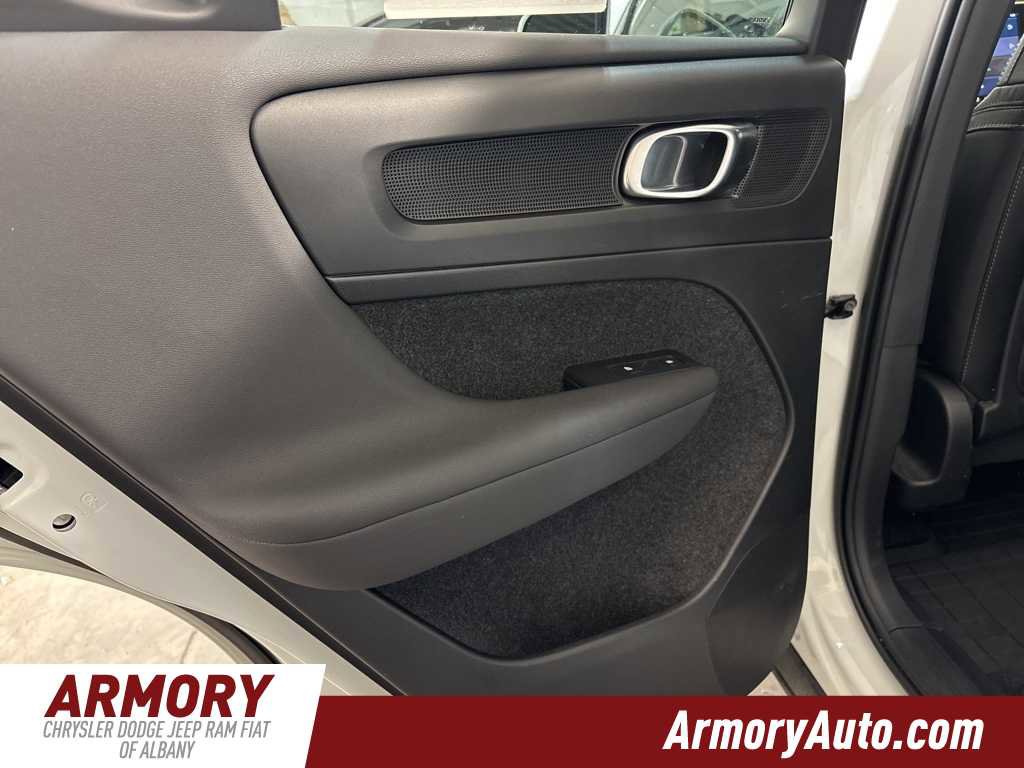 Used 2023 Volvo XC40 B5 Core w/ Convenience Package image 23