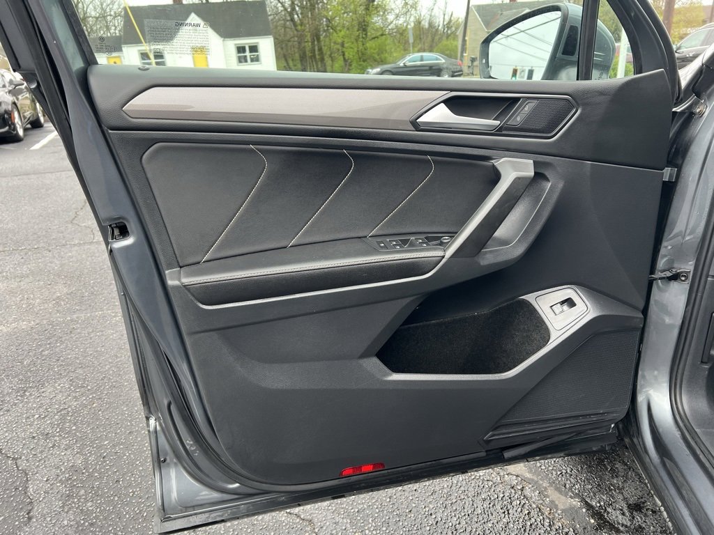 Used 2022 Volkswagen Tiguan SE w/ Panoramic Sunroof Package image 12