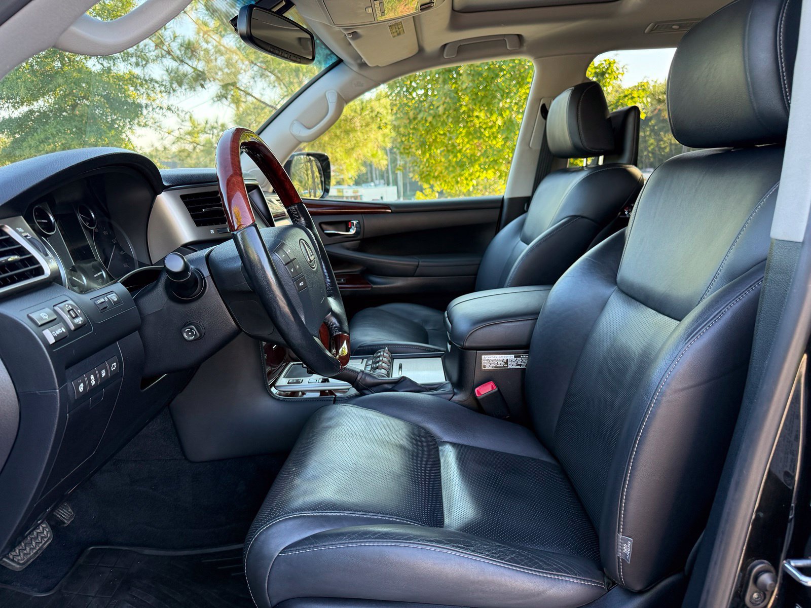 Used 2015 Lexus LX 570 4WD image 35