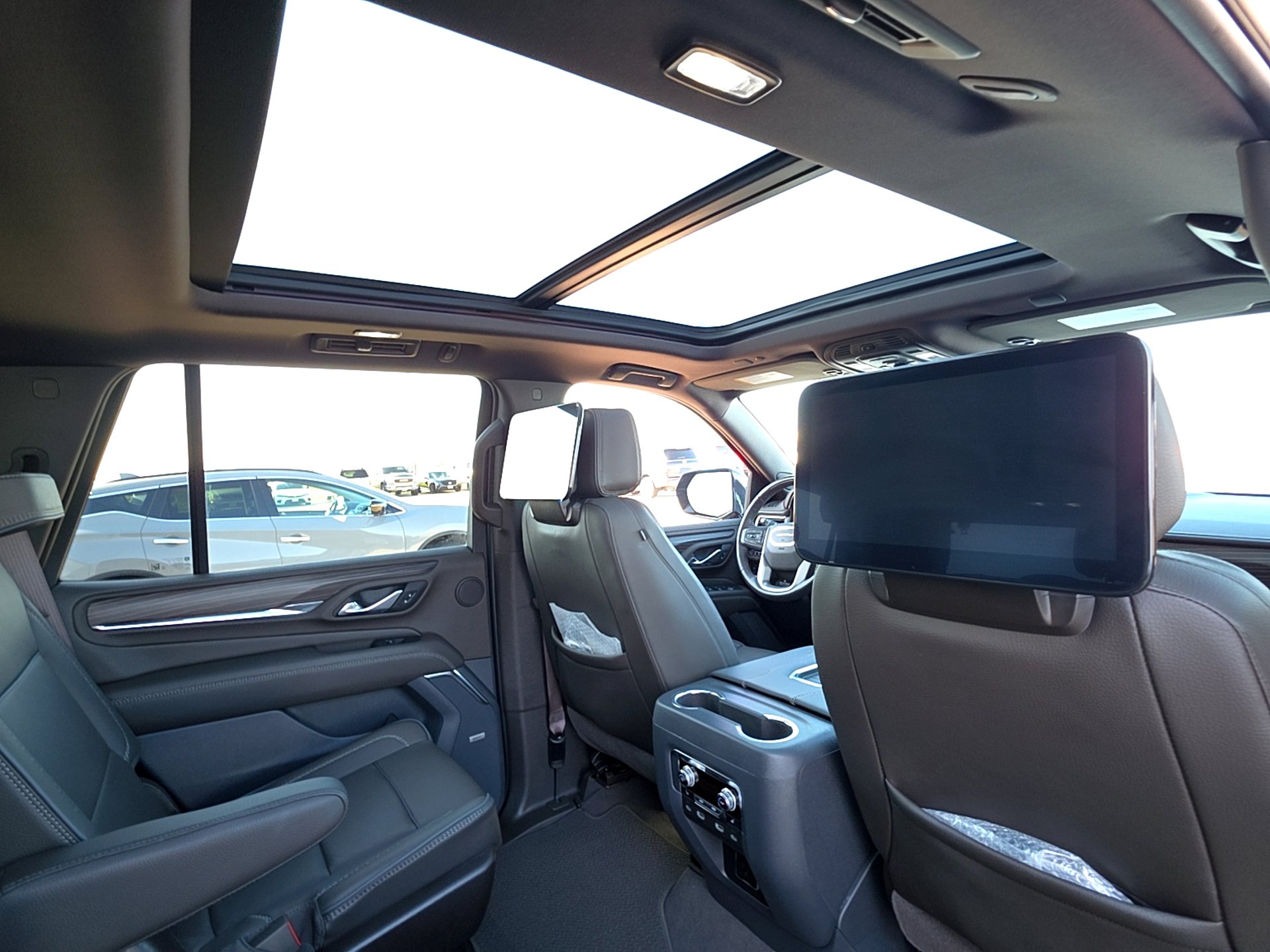 Used 2023 GMC Yukon Denali w/ Denali Reserve Package image 18