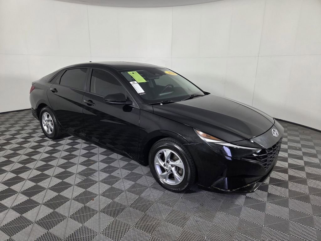 Used 2021 Hyundai Elantra SE image 2