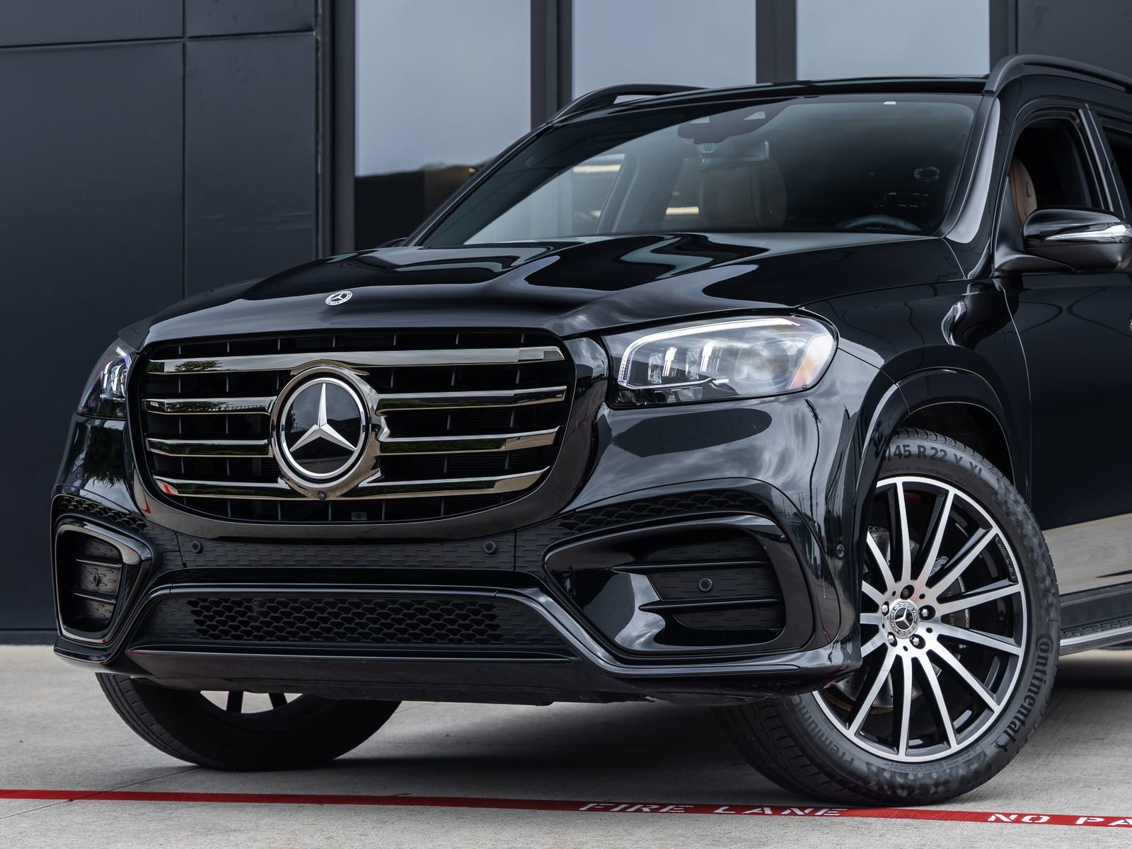 Used 2025 Mercedes-Benz GLS 580 4MATIC image 3