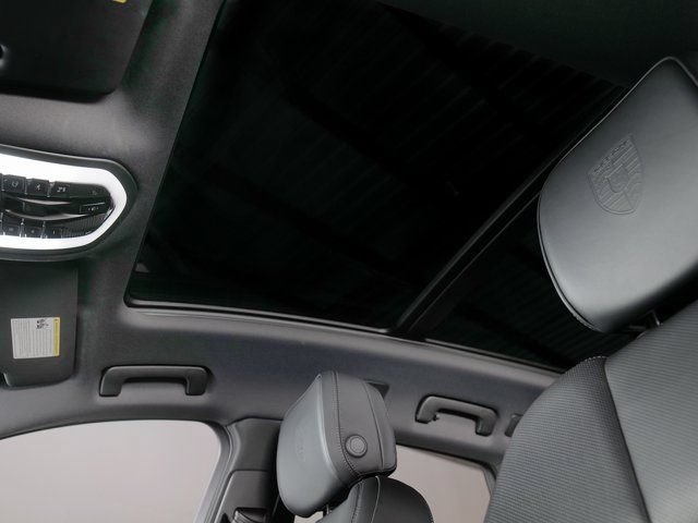 Certified 2026 Porsche Macan AWD/4WD image 26