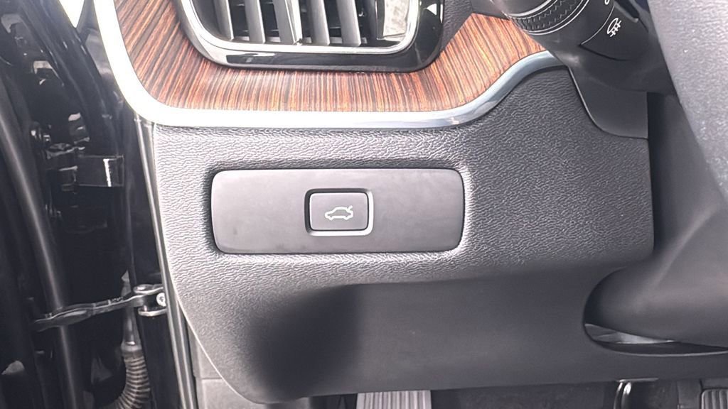 Used 2023 Volvo XC60 B5 Plus w/ Climate Package image 30
