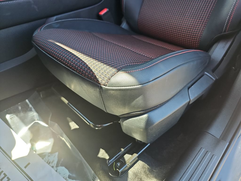 Used 2025 Nissan Kicks SR FWD image 27