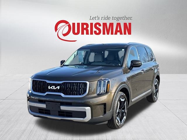 Used 2023 Kia Telluride EX w/ EX Captain's Chair Package image 5