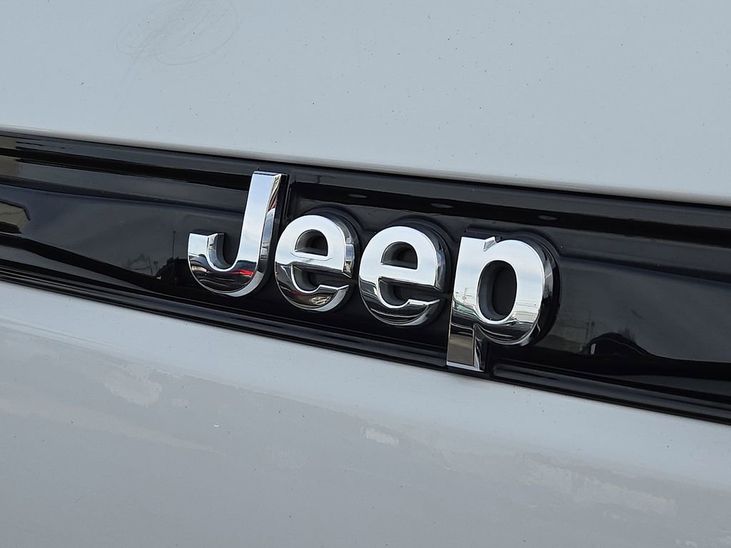 Used 2023 Jeep Grand Cherokee Laredo image 29