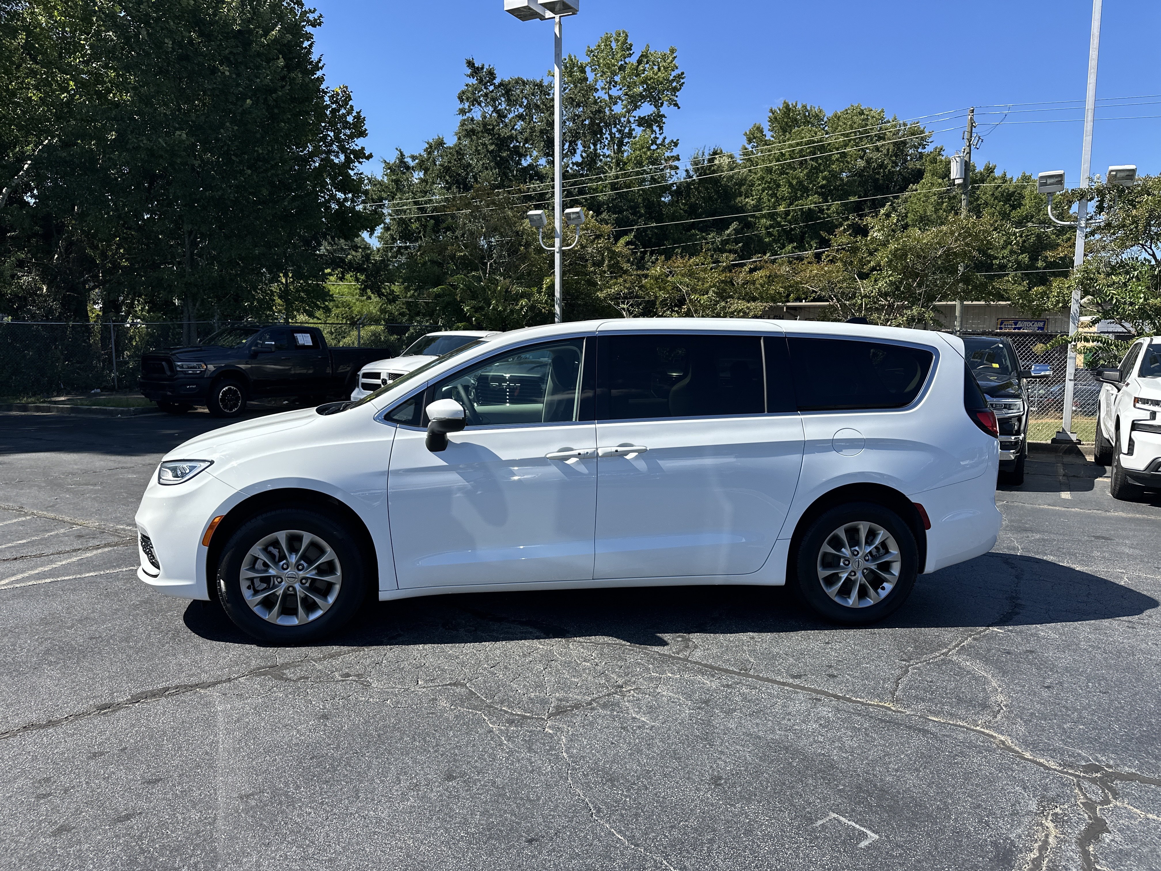 Used 2023 Chrysler Pacifica Touring-L AWD/4WD image 6