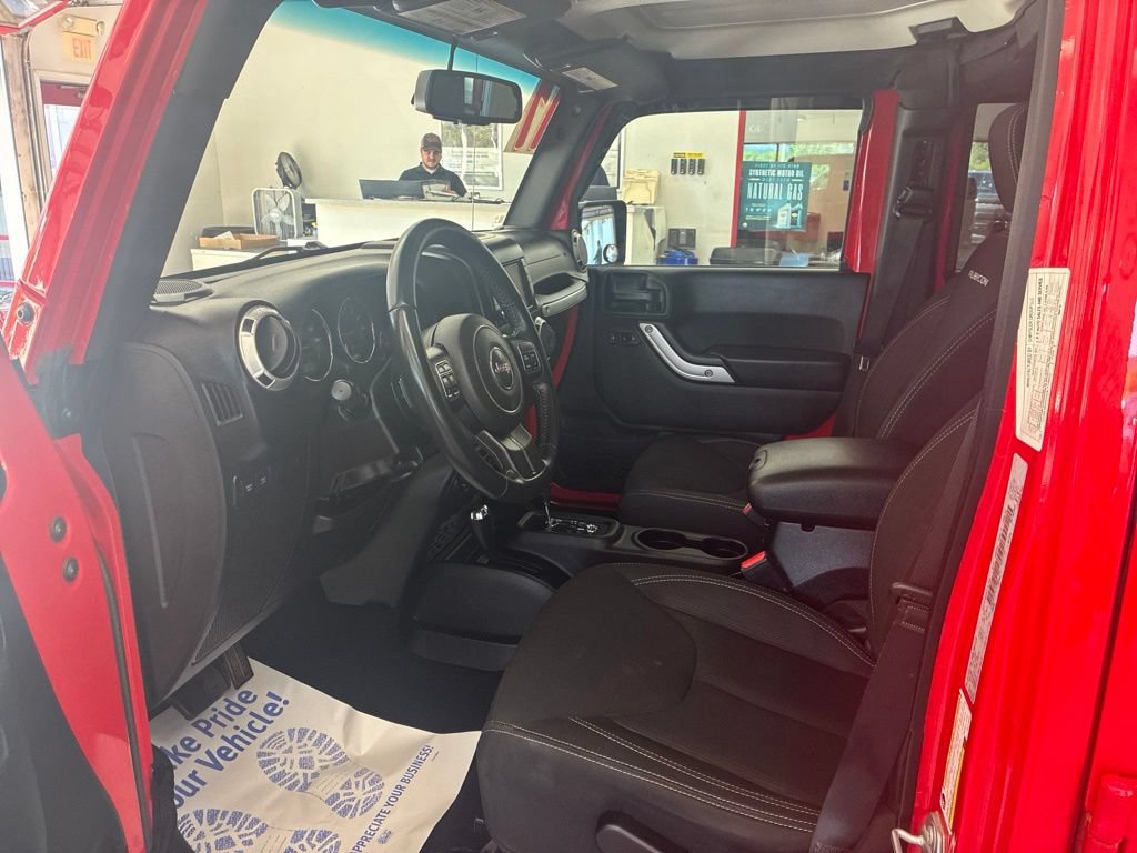 Used 2017 Jeep Wrangler Unlimited Rubicon w/ Cold Weather Group AWD/4WD image 8