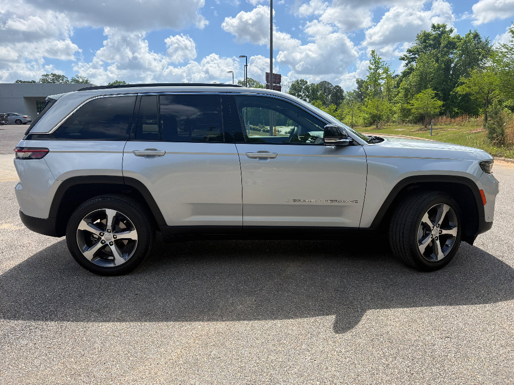 Used 2024 Jeep Grand Cherokee Limited w/ Luxury Tech Group II image 4
