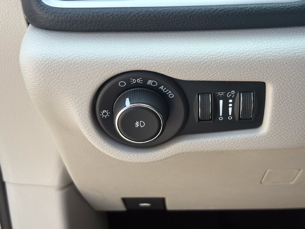 Used 2023 Chrysler Pacifica Touring-L FWD image 32